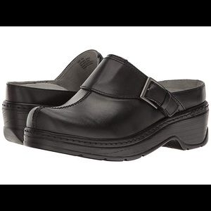 Black Smooth Austin Clogs